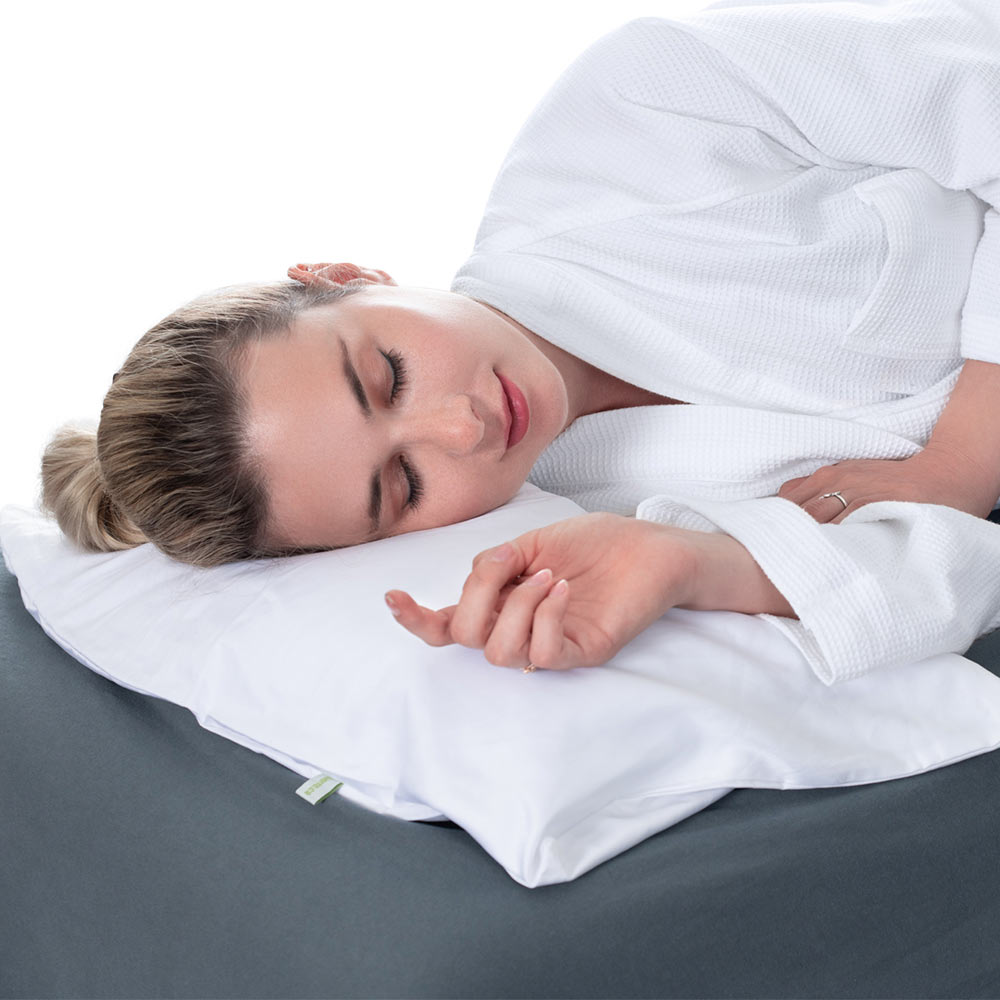 Model lying down on a buckwheat hulls filled pillow